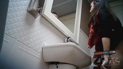Ukryte nagranie z kamery w damskiej toalecie (1)