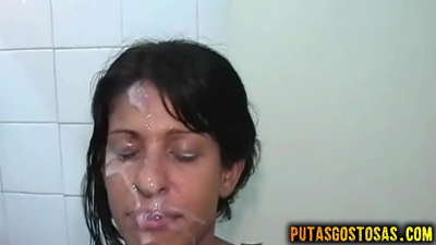 Młoda brunetka uprawiała seks oralny i analny zanim dostała cum na twarz
