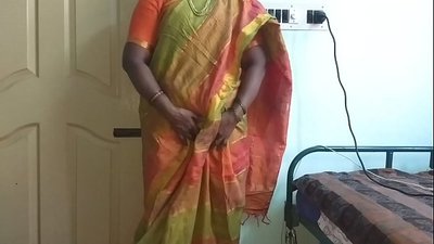 Hinduska pokojówka Desi pokazuje swoje naturalne cycki właścicielowi domu