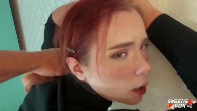 Mężczyzna pieprzony w usta i cipkę Posłuszna rudowłosa skąpa i cum na cycki