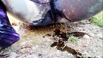 Sikanie na ulicy! Zobacz jak LilKiwwiMonster moczy majtki i sika na ulicy!